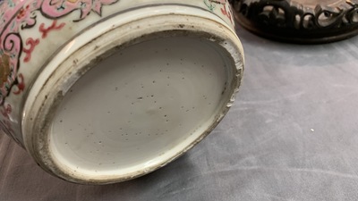 Een Chinese famille rose dekselvaas, Yongzheng