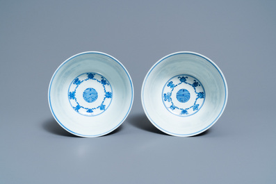 Een paar Chinese blauw-witte 'wan shou wu jiang' kommen, Qianlong merk en periode