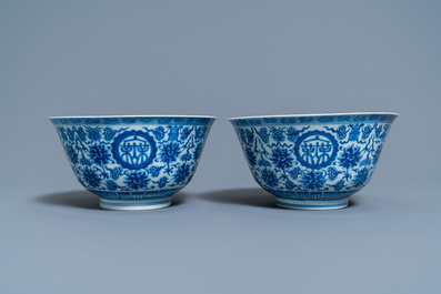 Een paar Chinese blauw-witte 'wan shou wu jiang' kommen, Qianlong merk en periode