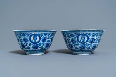 Een paar Chinese blauw-witte 'wan shou wu jiang' kommen, Qianlong merk en periode