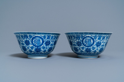 Een paar Chinese blauw-witte 'wan shou wu jiang' kommen, Qianlong merk en periode