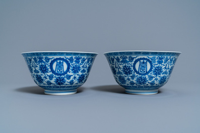 Een paar Chinese blauw-witte 'wan shou wu jiang' kommen, Qianlong merk en periode