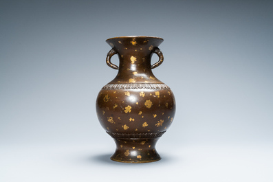 Un vase en bronze t&acirc;ch&eacute; d'or, marque de Qianlong, Qing
