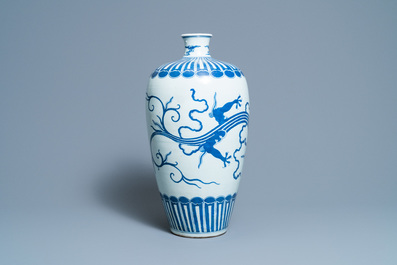 A Chinese blue and white 'meiping' vase with a dragon, Wanli mark, 19th C.