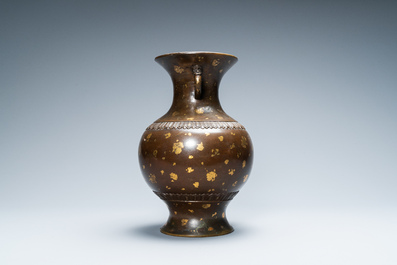 Un vase en bronze t&acirc;ch&eacute; d'or, marque de Qianlong, Qing