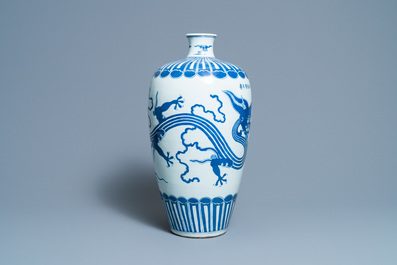 A Chinese blue and white 'meiping' vase with a dragon, Wanli mark, 19th C.