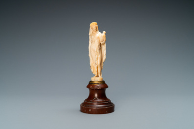 Une statue d'une jeune femme en ivoire sculpt&eacute; v&ecirc;tue d&rsquo;un drap&eacute; &agrave; l&rsquo;antique et portant un vase, probablement Dieppe, France, 19&egrave;me