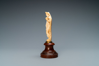Une statue d'une jeune femme en ivoire sculpt&eacute; v&ecirc;tue d&rsquo;un drap&eacute; &agrave; l&rsquo;antique et portant un vase, probablement Dieppe, France, 19&egrave;me
