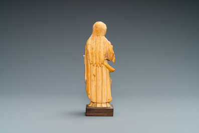 Een figuur van Maria Magdalena met zalfpot in Indo-Portugees ivoor, wellicht Goa, 17/18e eeuw