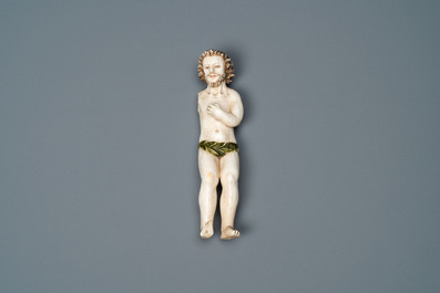 Een figuur van Adam in gepolychromeerd Indo-Portugees ivoor, wellicht Goa, 17e eeuw