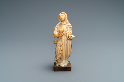 Een figuur van Maria Magdalena met zalfpot in Indo-Portugees ivoor, wellicht Goa, 17/18e eeuw