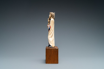 Une statue de Saint Pierre en ivoire sculpt&eacute; avec rehauts de polychromie, 19&egrave;me