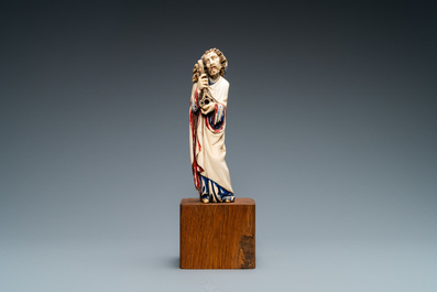 Une statue de Saint Pierre en ivoire sculpt&eacute; avec rehauts de polychromie, 19&egrave;me