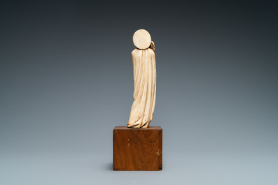 Une statue de Saint Pierre en ivoire sculpt&eacute; avec rehauts de polychromie, 19&egrave;me