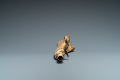 Een poederhoorn in gegraveerde hertenhoorn met mythologisch decor, wellicht Duitsland, 19e eeuw
