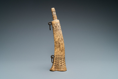 Een poederhoorn in gegraveerde hertenhoorn met mythologisch decor, wellicht Duitsland, 19e eeuw