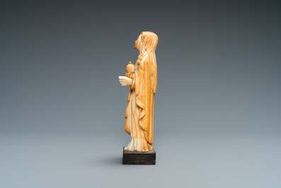 Een figuur van Maria Magdalena met zalfpot in Indo-Portugees ivoor, wellicht Goa, 17/18e eeuw
