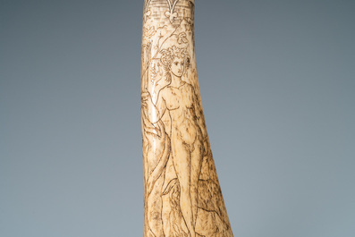 Een poederhoorn in gegraveerde hertenhoorn met mythologisch decor, wellicht Duitsland, 19e eeuw