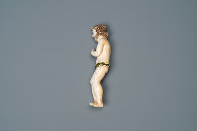 Een figuur van Adam in gepolychromeerd Indo-Portugees ivoor, wellicht Goa, 17e eeuw