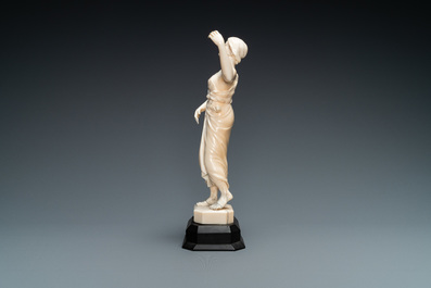 Een ivoren figuur van een ori&euml;ntaalse danseres, wellicht Dieppe, Frankrijk, 19e eeuw