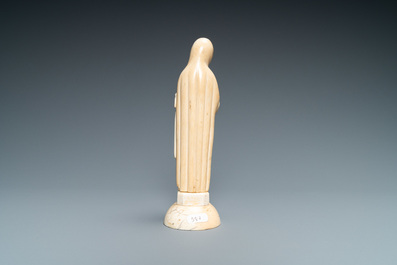 Een ivoren figuur van een Madonna, wellicht Dieppe, Frankrijk, 19e eeuw