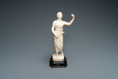 Een ivoren figuur van een ori&euml;ntaalse danseres, wellicht Dieppe, Frankrijk, 19e eeuw