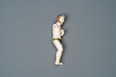 Een figuur van Adam in gepolychromeerd Indo-Portugees ivoor, wellicht Goa, 17e eeuw