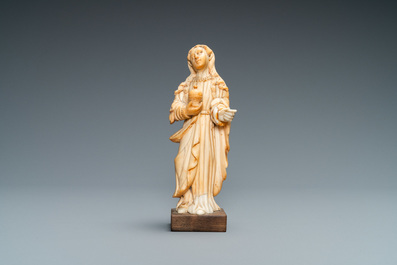 Een figuur van Maria Magdalena met zalfpot in Indo-Portugees ivoor, wellicht Goa, 17/18e eeuw
