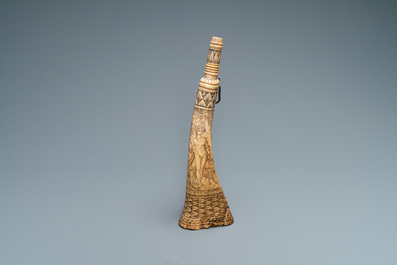 Een poederhoorn in gegraveerde hertenhoorn met mythologisch decor, wellicht Duitsland, 19e eeuw
