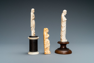 Deux statues de Vierges et une de Christ en ivoire et os, 19&egrave;me