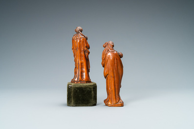 Deux statues de Vierges &agrave; l'enfant en buis sculpt&eacute;, Flandres, 17&egrave;me