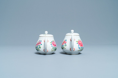 Een paar Chinese famille rose theepotten met floraal decor, Yongzheng