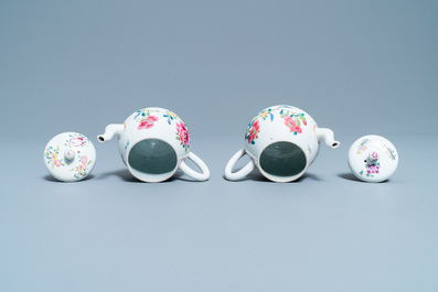 Een paar Chinese famille rose theepotten met floraal decor, Yongzheng