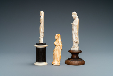 Deux statues de Vierges et une de Christ en ivoire et os, 19&egrave;me
