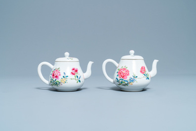 Een paar Chinese famille rose theepotten met floraal decor, Yongzheng