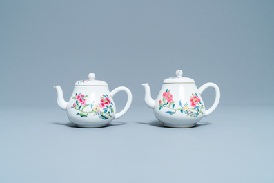 Een paar Chinese famille rose theepotten met floraal decor, Yongzheng