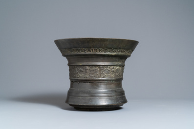 Een grote bronzen vijzel met inscriptie en gedateerd 1615, Hubert Renard, Rijsel
