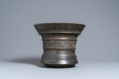 Een grote bronzen vijzel met inscriptie en gedateerd 1615, Hubert Renard, Rijsel