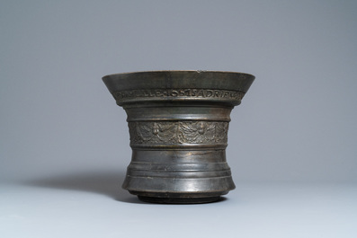 Een grote bronzen vijzel met inscriptie en gedateerd 1615, Hubert Renard, Rijsel