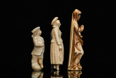 Drie ivoren figuren van een Madonna, een visverkoopster en een jonge knaap, o.a. Dieppe, Frankrijk, 18/19e eeuw