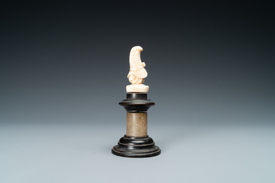 Een ivoren buste van een dame met een hoog kapsel, 19e eeuw