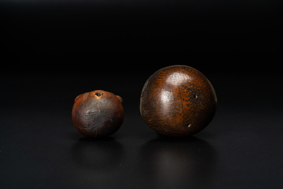Twee houten memento mori schedels, 17/18e eeuw