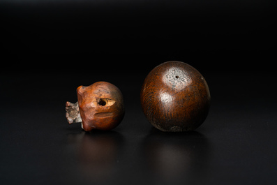 Twee houten memento mori schedels, 17/18e eeuw