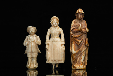 Drie ivoren figuren van een Madonna, een visverkoopster en een jonge knaap, o.a. Dieppe, Frankrijk, 18/19e eeuw