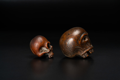 Twee houten memento mori schedels, 17/18e eeuw
