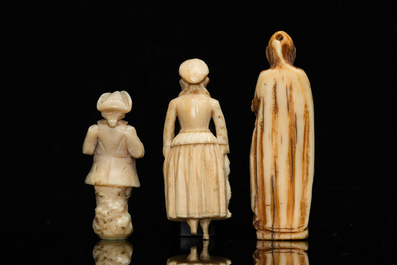 Drie ivoren figuren van een Madonna, een visverkoopster en een jonge knaap, o.a. Dieppe, Frankrijk, 18/19e eeuw