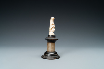 Een ivoren buste van een dame met een hoog kapsel, 19e eeuw