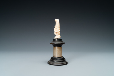 Een ivoren buste van een dame met een hoog kapsel, 19e eeuw