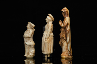 Drie ivoren figuren van een Madonna, een visverkoopster en een jonge knaap, o.a. Dieppe, Frankrijk, 18/19e eeuw