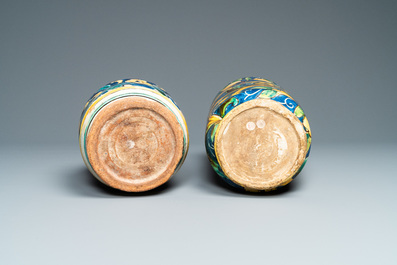 Deux albarelli en majolique italienne polychrome, Caltagirone, 18/19&egrave;me